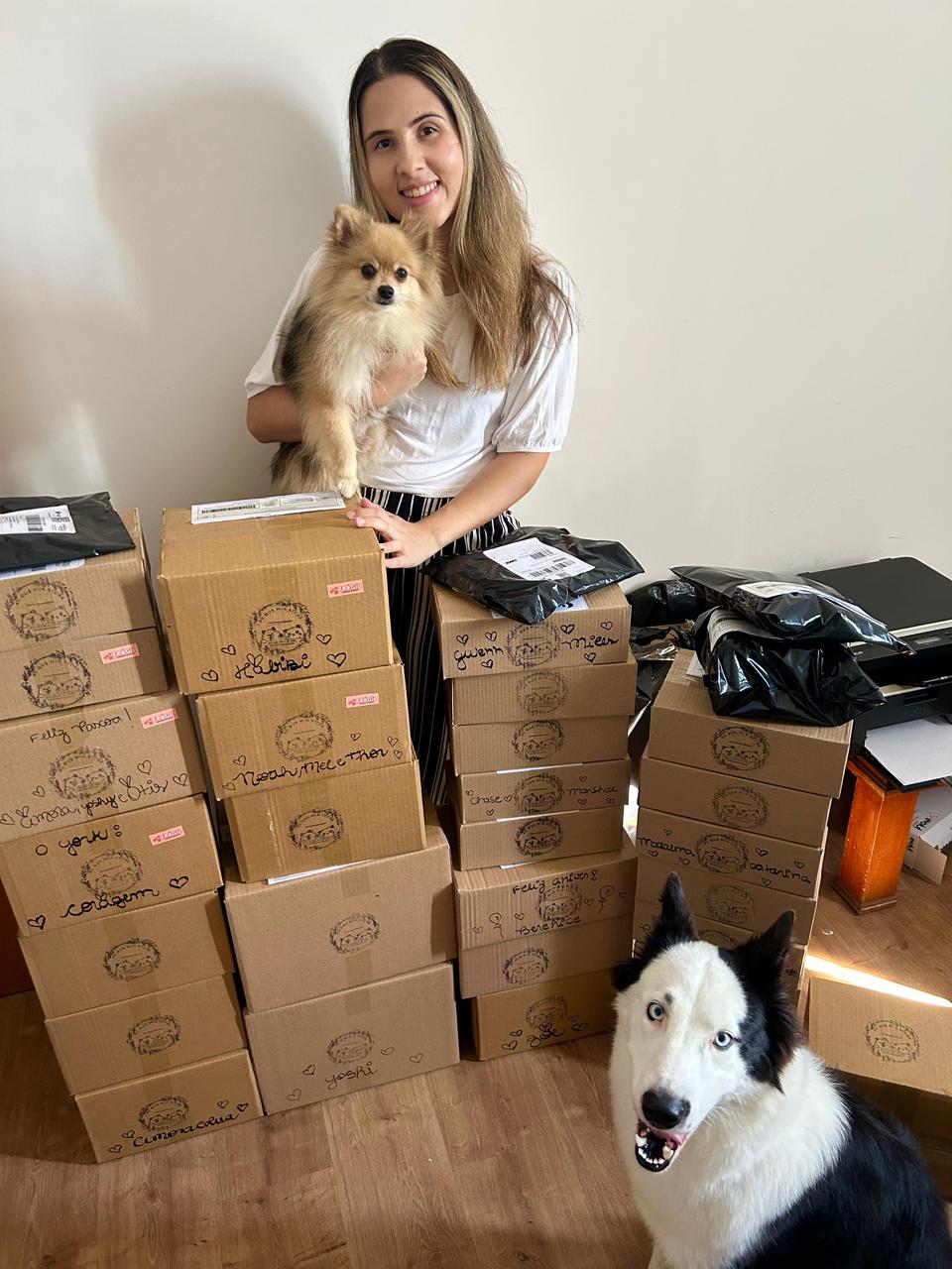 Letícia com pet e caixas Pet Bem